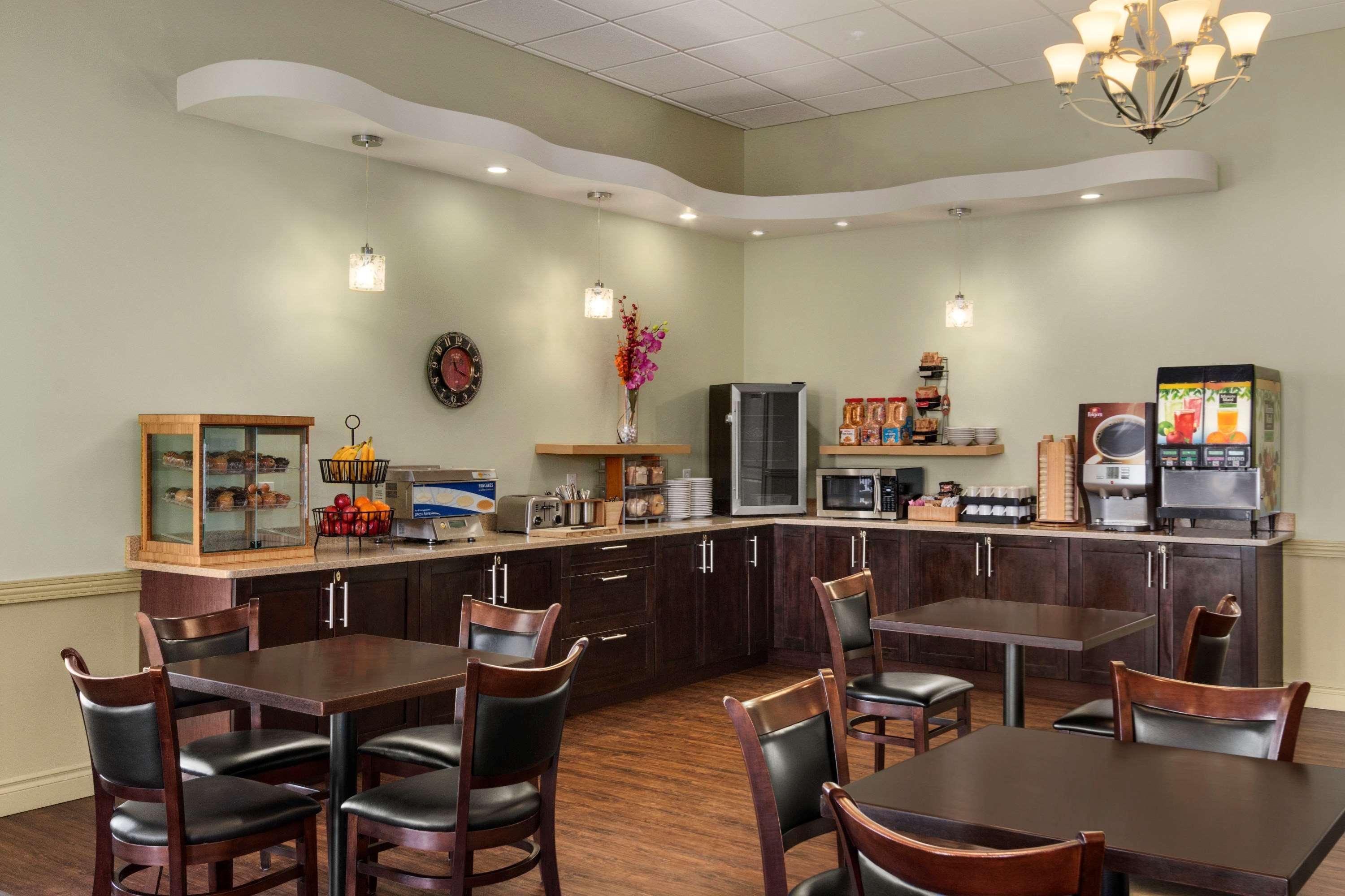 Quality Inn & Suites Whitecourt Exterior foto