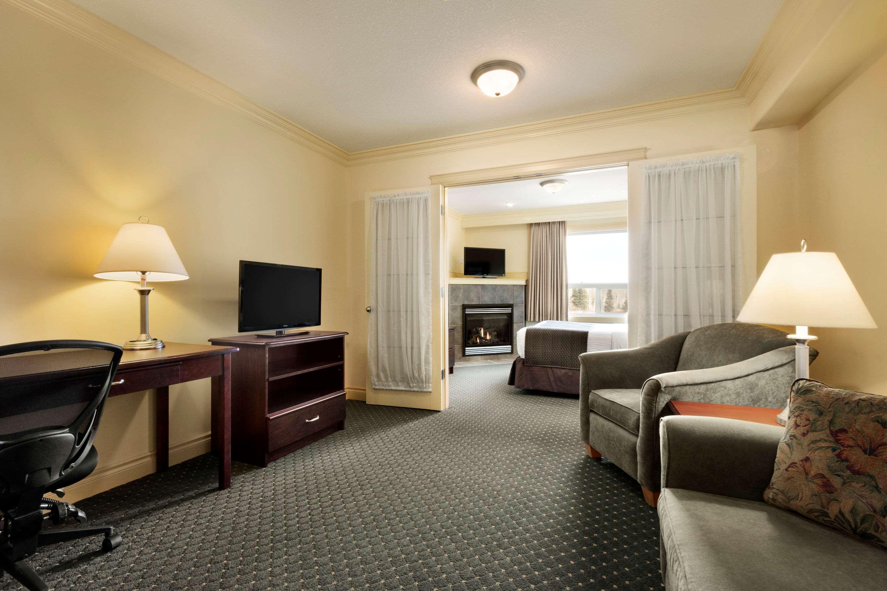 Quality Inn & Suites Whitecourt Exterior foto